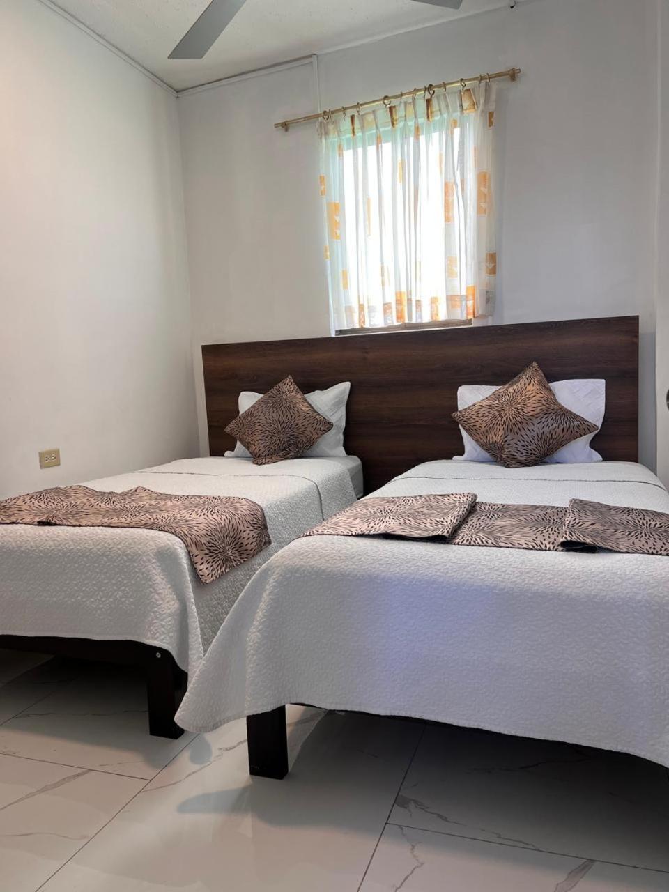 Hostal Carliza Puerto Ayora  Eksteriør billede