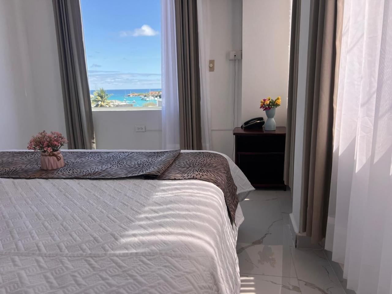 Hostal Carliza Puerto Ayora  Eksteriør billede
